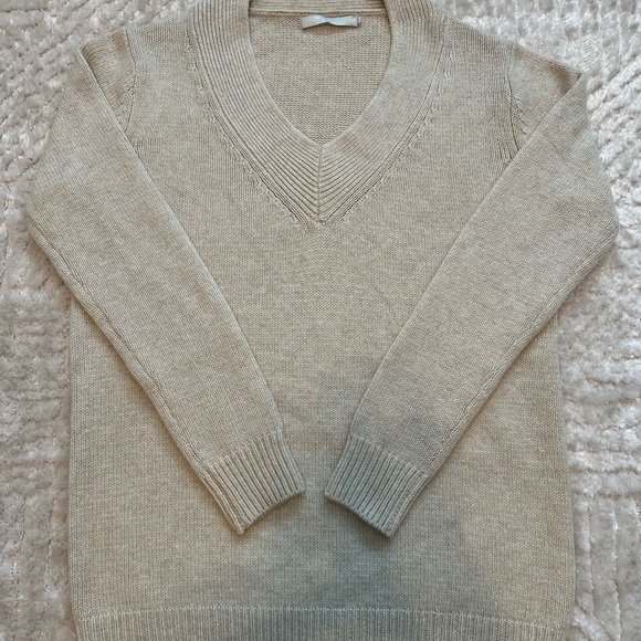 One Grey Day oversized XS sweater. Wool blend makes this warm to wear. - Picture 2 of 7